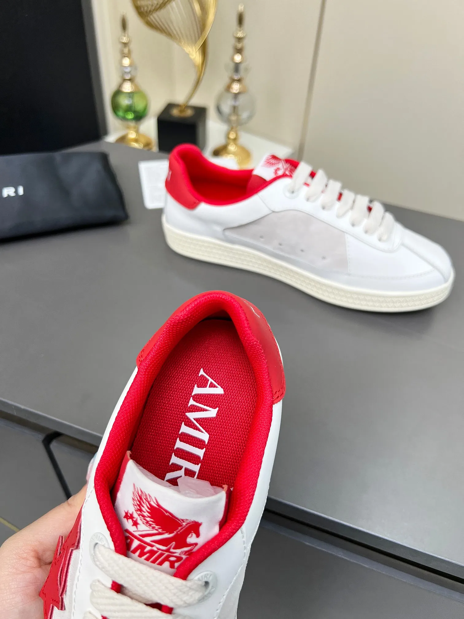 Men's Men's Shoes 💰580 Bone Shoes · AMIRI Skel-Top AMIRI 🔥 launches a new "ThePacific" series of low-top casual sports moral training shoes in the early spring of 2025. This iconic shoe covers men's and women's shoes, drawing inspiration from the brand's classic sports style and elegantly integrating West Coast style. "The Pacific" contrasting five-pointed star series is rooted in Amiri's unique California genes, showing the freedom and leisure atmosphere of the West Coast. This series launches two styles that incorporate the brand's iconic elements: the leather version is made of pure white leather with a same-color sole, and is embellished with star patterns on the side of the shoe, just like the bright starry sky of California. The black and ocean blue colors are shared by men and women, and there is also a red star model exclusive for men and a light pink star model exclusive for women. The suede model is decorated with the brand's classic bone pattern on the side of the shoe. The rubber sole and suede fabric complement each other. The color scheme covers black, chocolate and sand, and is suitable for both men and women. Made of imported cowhide and decorated with bone pieces on the sides of the upper, it is novel and unique and has a good three-dimensional effect! High-density breathable mesh lining + original molded TPU outsole 🙏 Recommended by celebrities, bloggers and internet celebrities, 🚵🏻 an indispensable item for shopping, partying and traveling. One of the most unmissable sneakers in 2025 ✦Color: 10 colors available ✦Size: Women’s size 35--40, ✦Size: Men’s size 39--45,